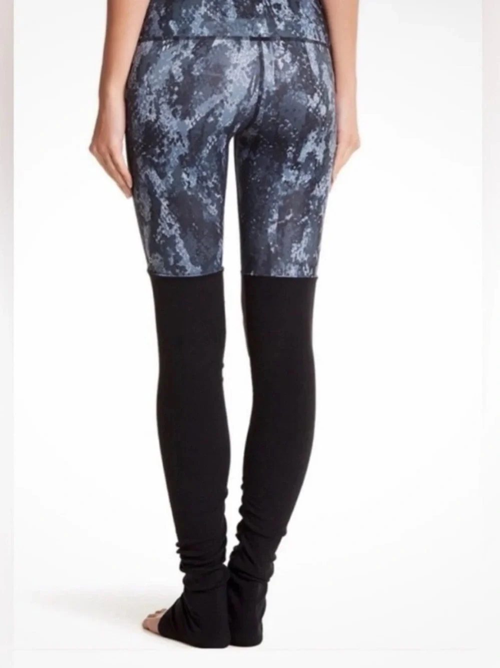 Alo Yoga Goddess Ribbed Legging size medium in Marble Swirl.